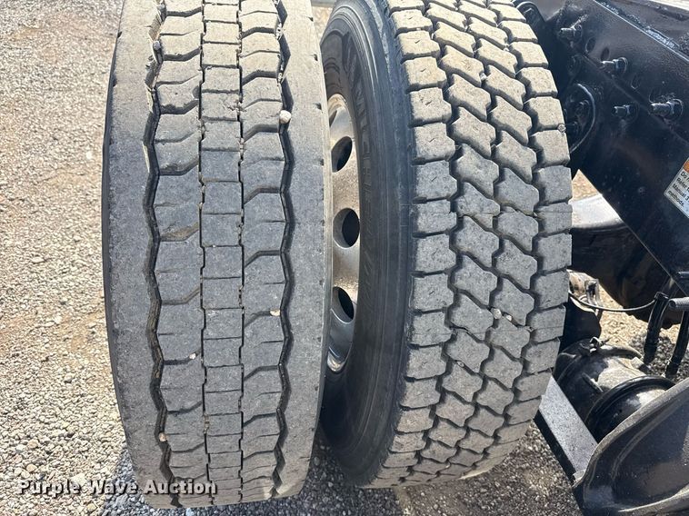 image for item EG5811 2016 Freightliner Cascadia 125 semi truck