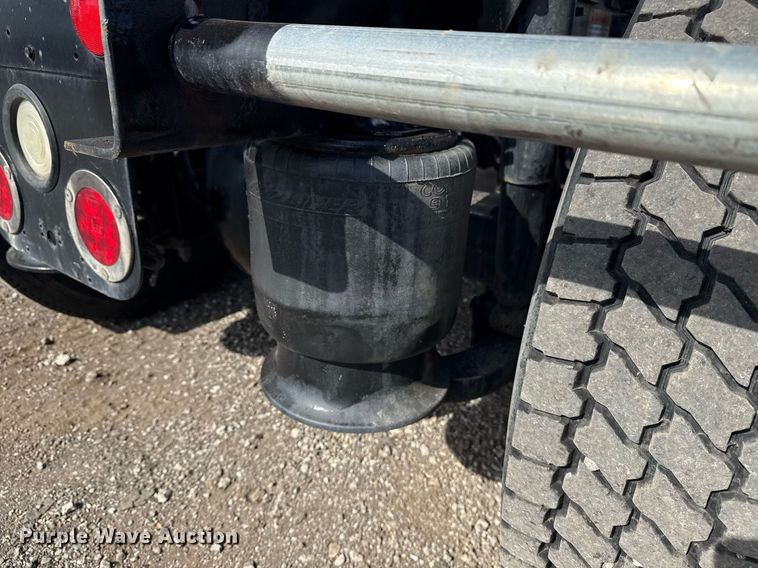 image for item EG5811 2016 Freightliner Cascadia 125 semi truck