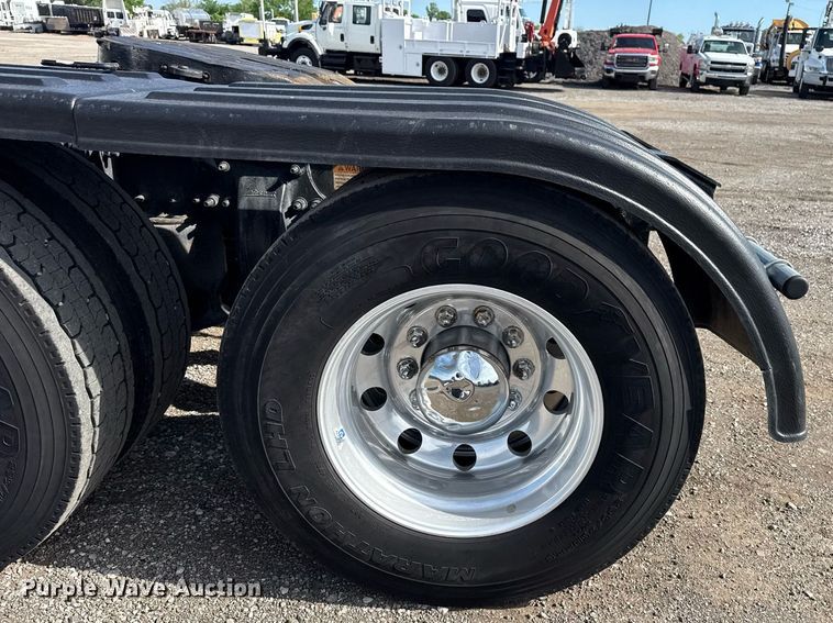 image for item EG5811 2016 Freightliner Cascadia 125 semi truck