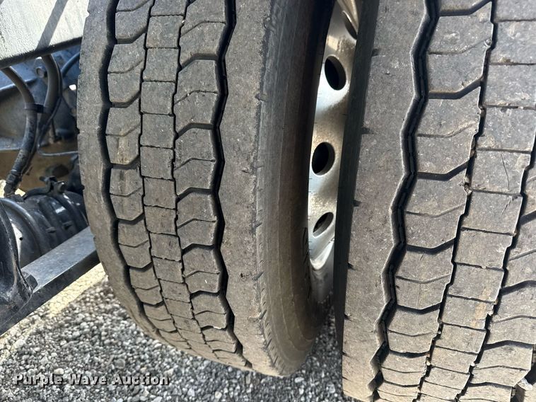 image for item EG5811 2016 Freightliner Cascadia 125 semi truck