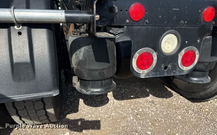 image for item EG5811 2016 Freightliner Cascadia 125 semi truck