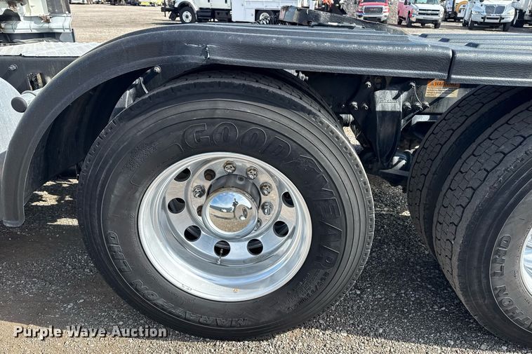 image for item EG5811 2016 Freightliner Cascadia 125 semi truck