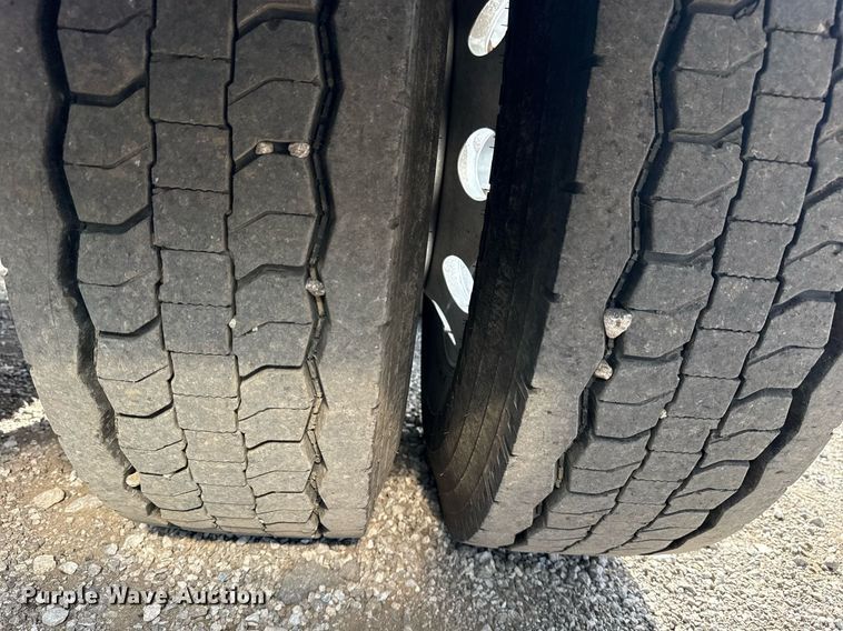 image for item EG5811 2016 Freightliner Cascadia 125 semi truck