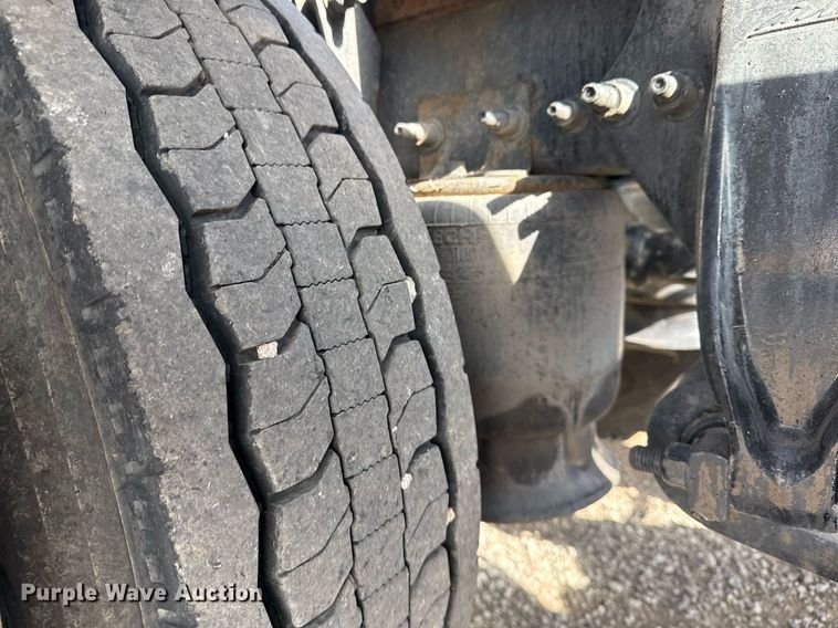 image for item EG5811 2016 Freightliner Cascadia 125 semi truck