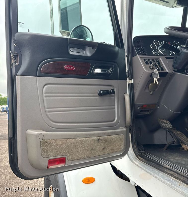 image for item EG5857 2012 Peterbilt 367 reel truck