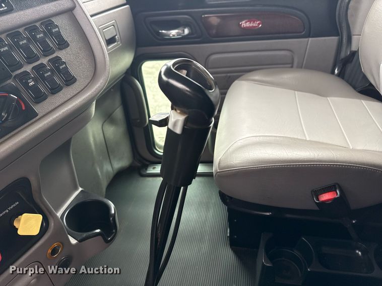 image for item EG5857 2012 Peterbilt 367 reel truck