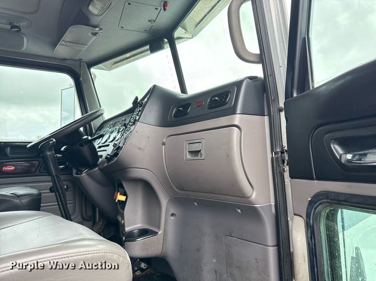 image for item EG5857 2012 Peterbilt 367 reel truck