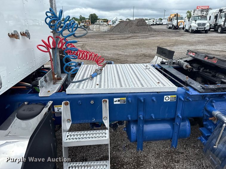 image for item EG5863 2011 Peterbilt 337 semi truck