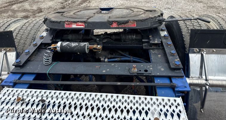 image for item EG5863 2011 Peterbilt 337 semi truck