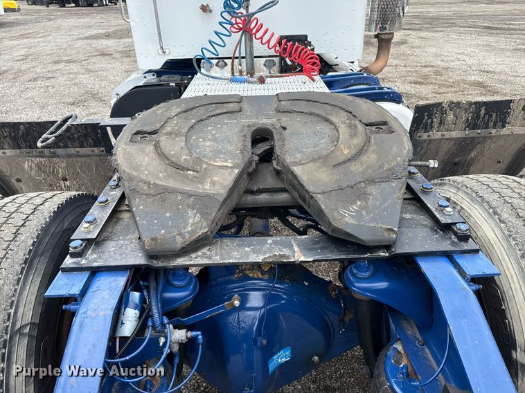 image for item EG5863 2011 Peterbilt 337 semi truck