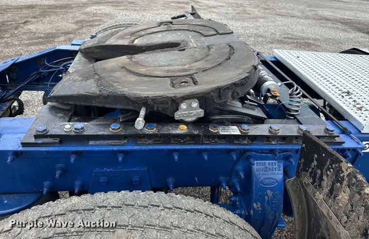 image for item EG5863 2011 Peterbilt 337 semi truck