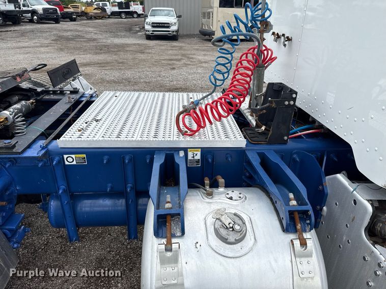 image for item EG5863 2011 Peterbilt 337 semi truck