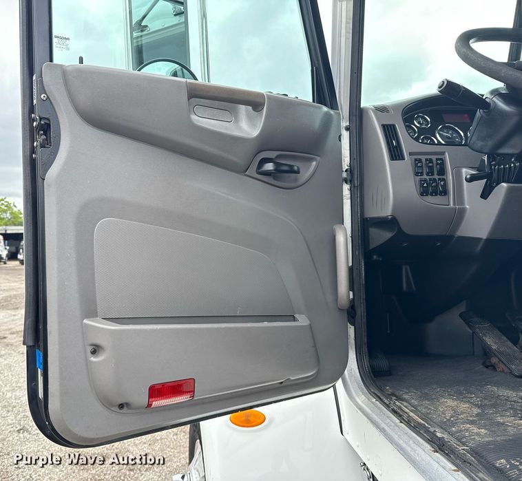 image for item EG5863 2011 Peterbilt 337 semi truck