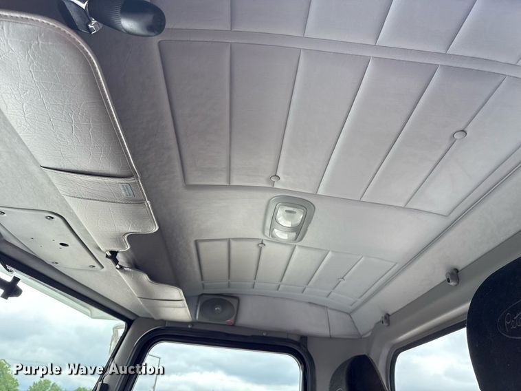 image for item EG5863 2011 Peterbilt 337 semi truck