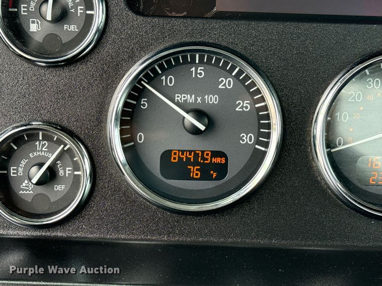 image for item EG5863 2011 Peterbilt 337 semi truck