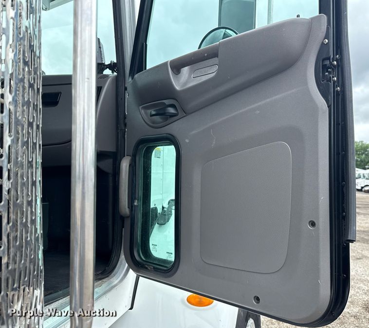 image for item EG5863 2011 Peterbilt 337 semi truck