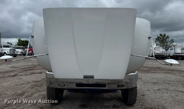 image for item EG5863 2011 Peterbilt 337 semi truck