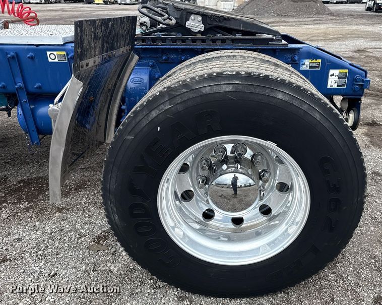 image for item EG5863 2011 Peterbilt 337 semi truck