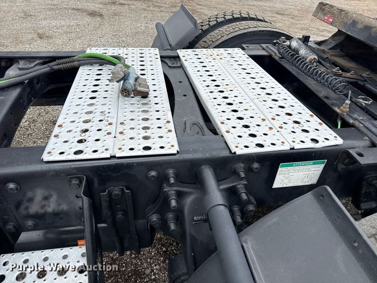 image for item EG5865 2012 Freightliner Cascadia semi truck