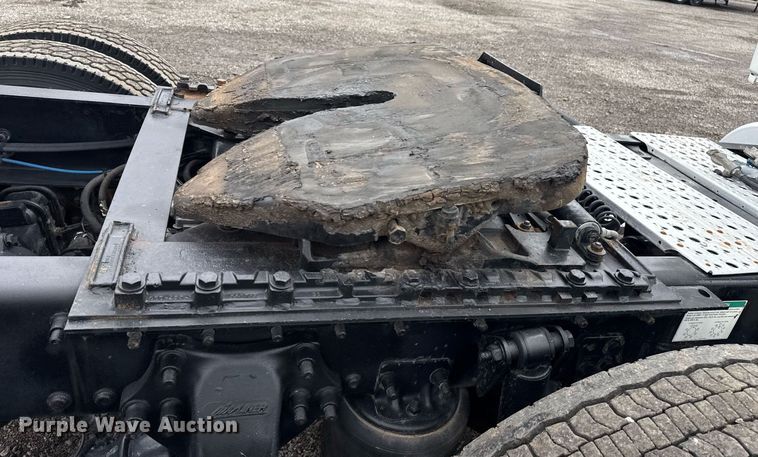 image for item EG5865 2012 Freightliner Cascadia semi truck