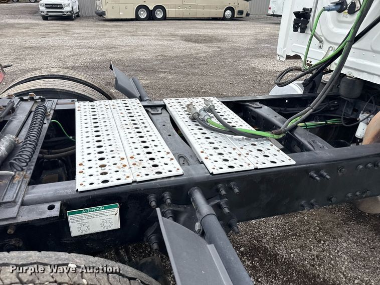 image for item EG5865 2012 Freightliner Cascadia semi truck