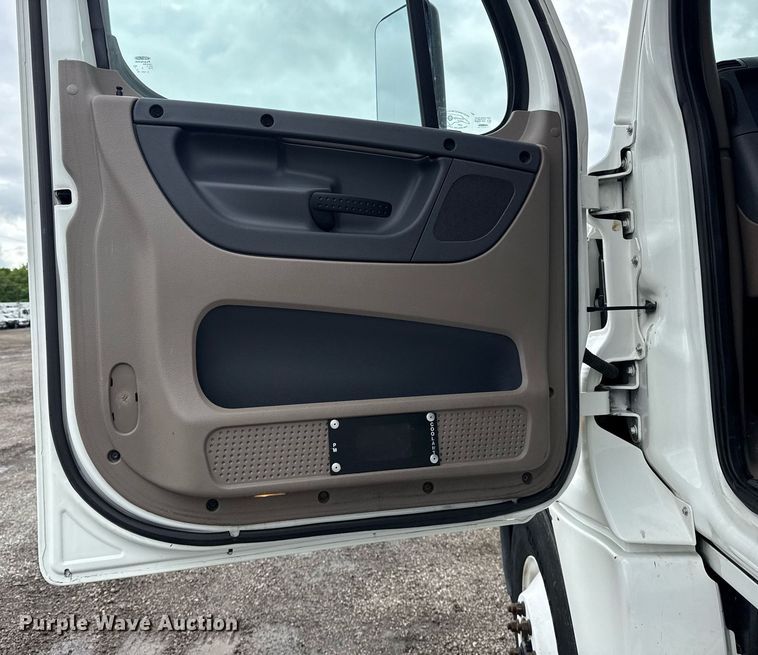 image for item EG5865 2012 Freightliner Cascadia semi truck