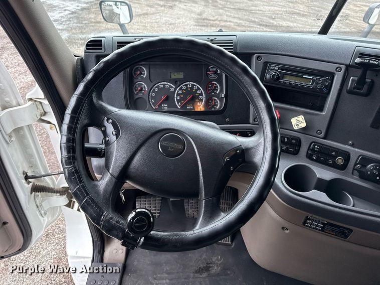 image for item EG5865 2012 Freightliner Cascadia semi truck