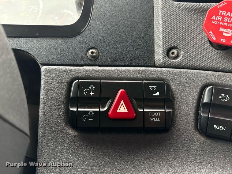 image for item EG5865 2012 Freightliner Cascadia semi truck