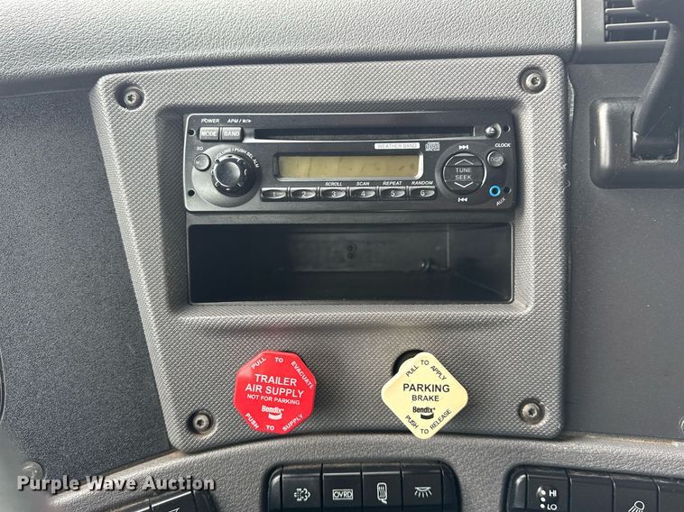 image for item EG5865 2012 Freightliner Cascadia semi truck