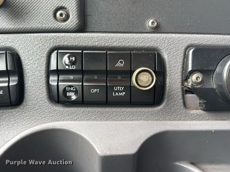 image for item EG5865 2012 Freightliner Cascadia semi truck