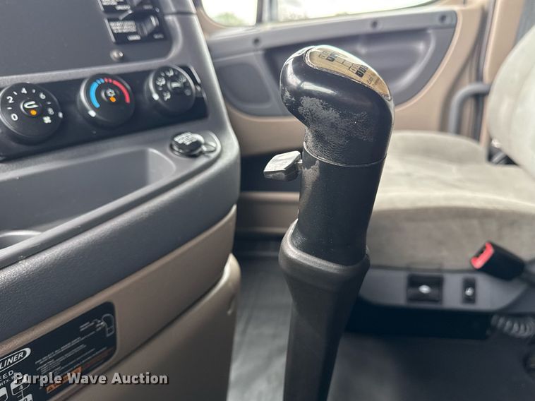 image for item EG5865 2012 Freightliner Cascadia semi truck