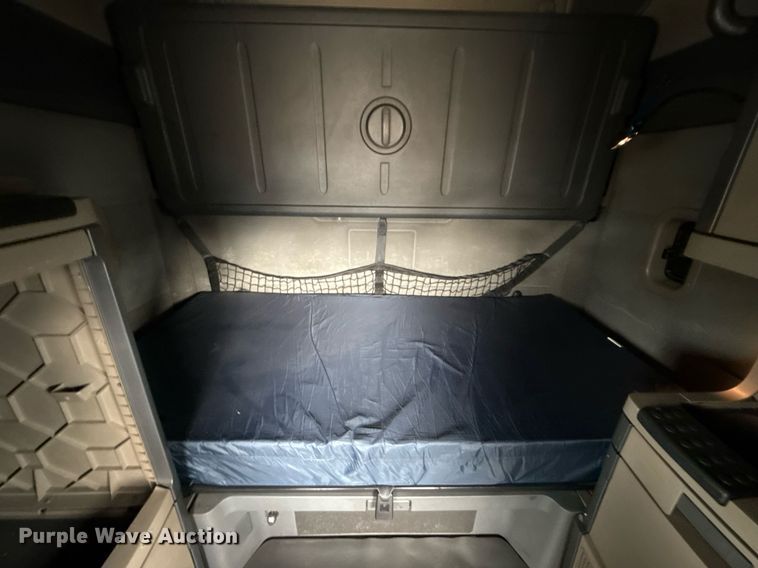 image for item EG5865 2012 Freightliner Cascadia semi truck