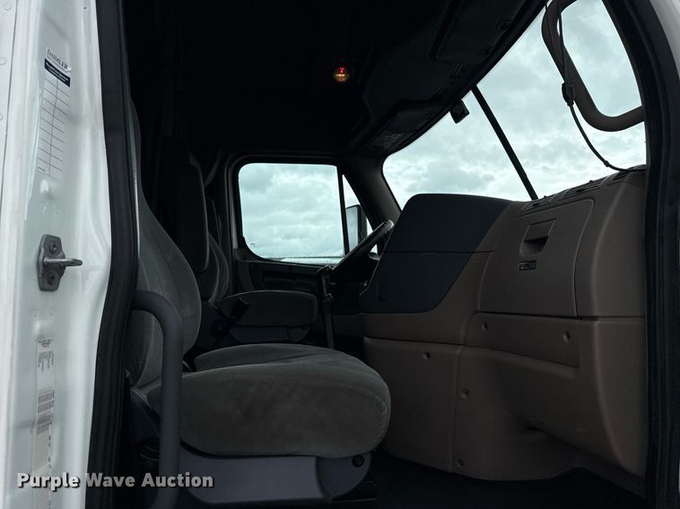 image for item EG5865 2012 Freightliner Cascadia semi truck