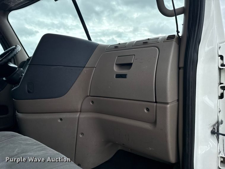 image for item EG5865 2012 Freightliner Cascadia semi truck