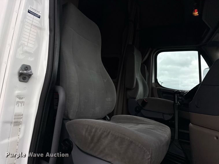 image for item EG5865 2012 Freightliner Cascadia semi truck