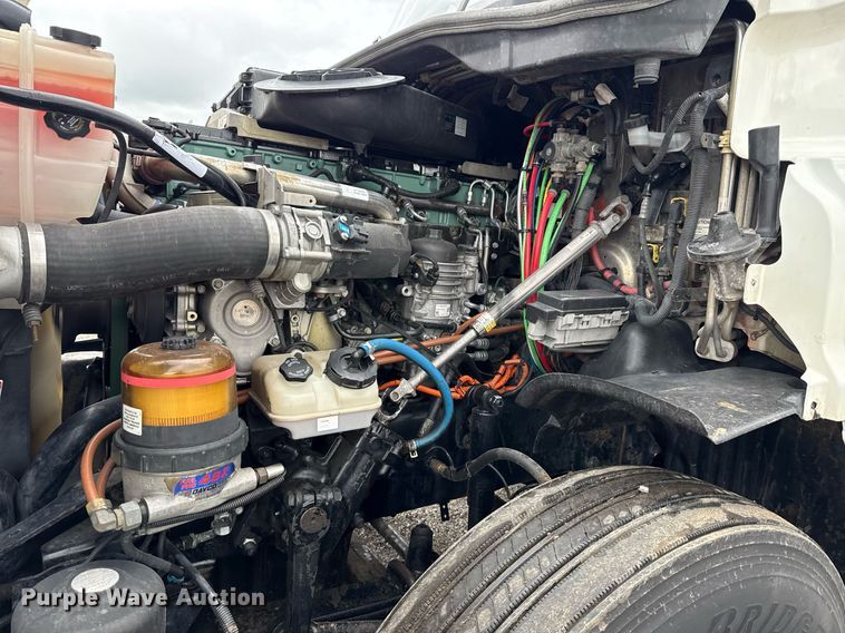 image for item EG5865 2012 Freightliner Cascadia semi truck