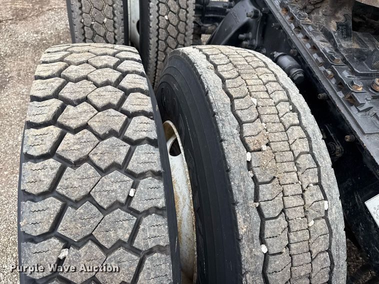 image for item EG5865 2012 Freightliner Cascadia semi truck