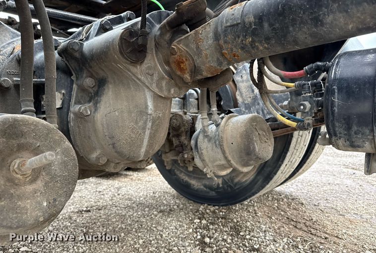 image for item EG5865 2012 Freightliner Cascadia semi truck