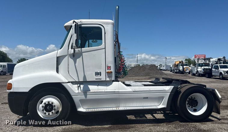 image for item EG5907 2002 Freightliner Century Class semi truck