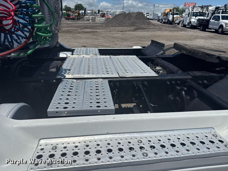 image for item EG5907 2002 Freightliner Century Class semi truck