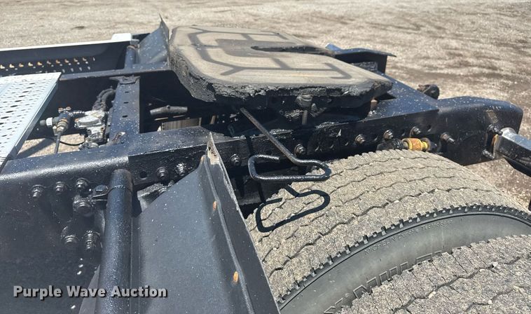 image for item EG5907 2002 Freightliner Century Class semi truck