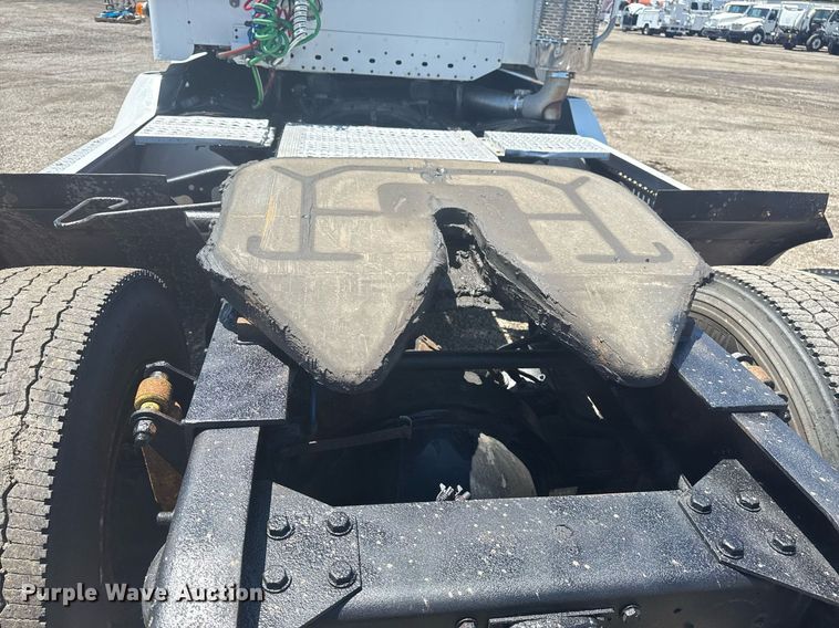 image for item EG5907 2002 Freightliner Century Class semi truck