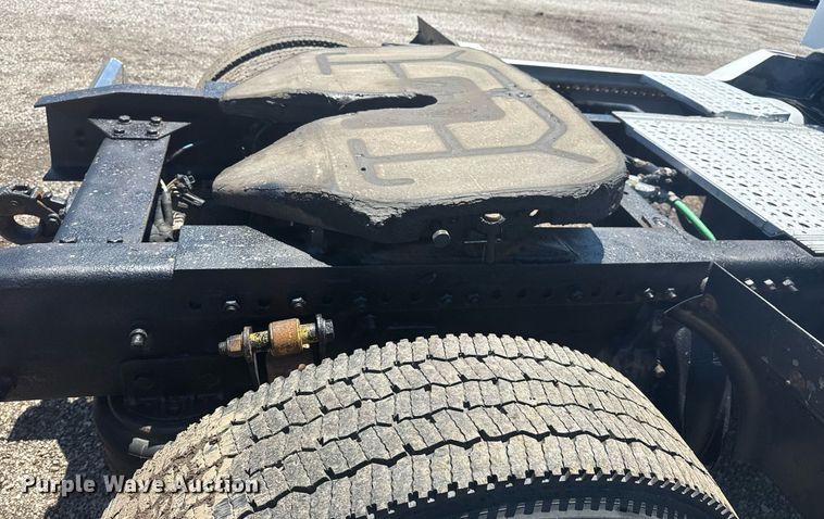 image for item EG5907 2002 Freightliner Century Class semi truck