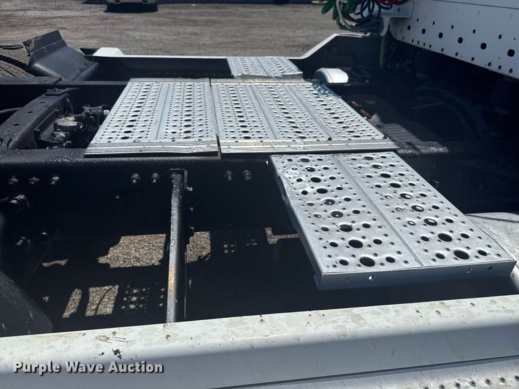 image for item EG5907 2002 Freightliner Century Class semi truck