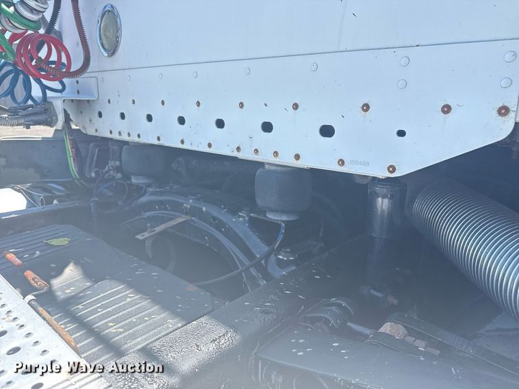 image for item EG5907 2002 Freightliner Century Class semi truck