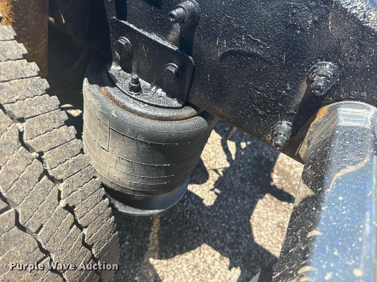 image for item EG5907 2002 Freightliner Century Class semi truck