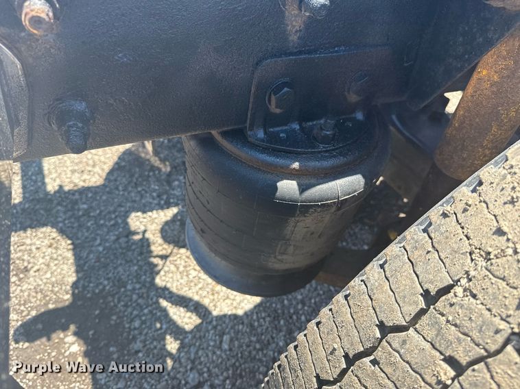 image for item EG5907 2002 Freightliner Century Class semi truck