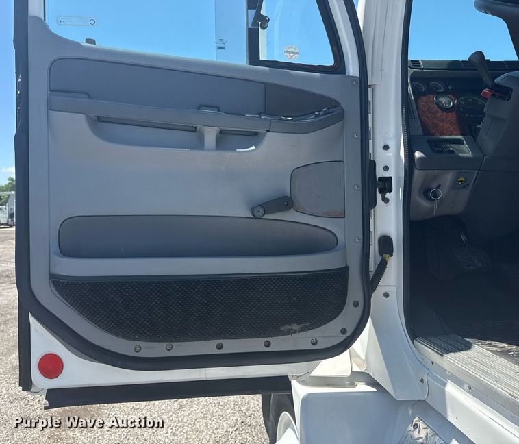 image for item EG5907 2002 Freightliner Century Class semi truck