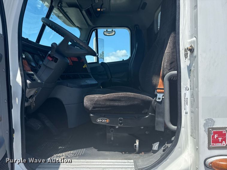 image for item EG5907 2002 Freightliner Century Class semi truck