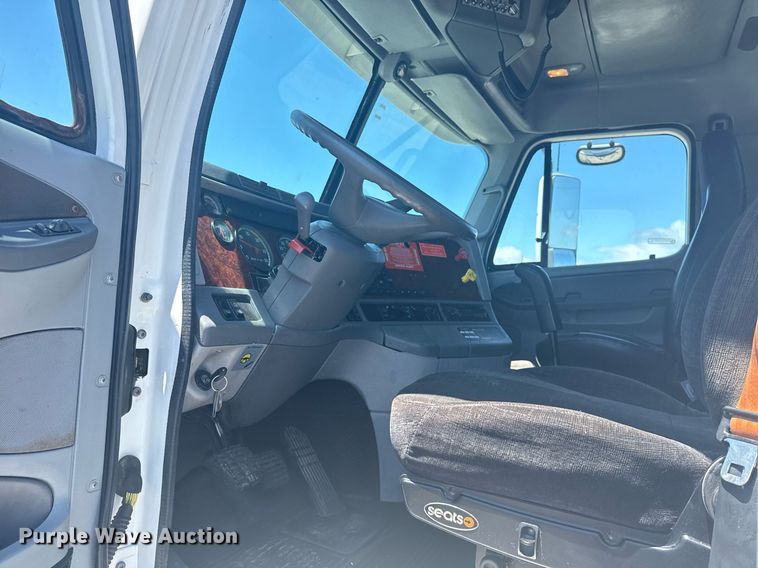 image for item EG5907 2002 Freightliner Century Class semi truck